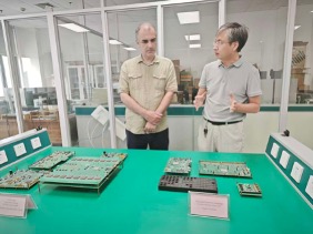 LHCb Deputy Spokesperson Patrick Robbe Pays Visit to USTC
